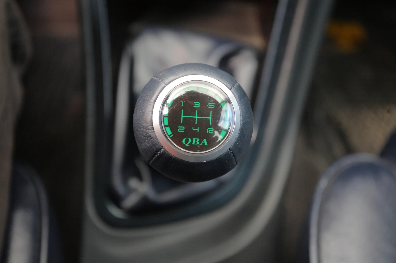 Gałka dźwigni biegów z wytłoczonym imieniem właściciela. Gałka dźwigni biegów z wytłoczonym imieniem właściciela.