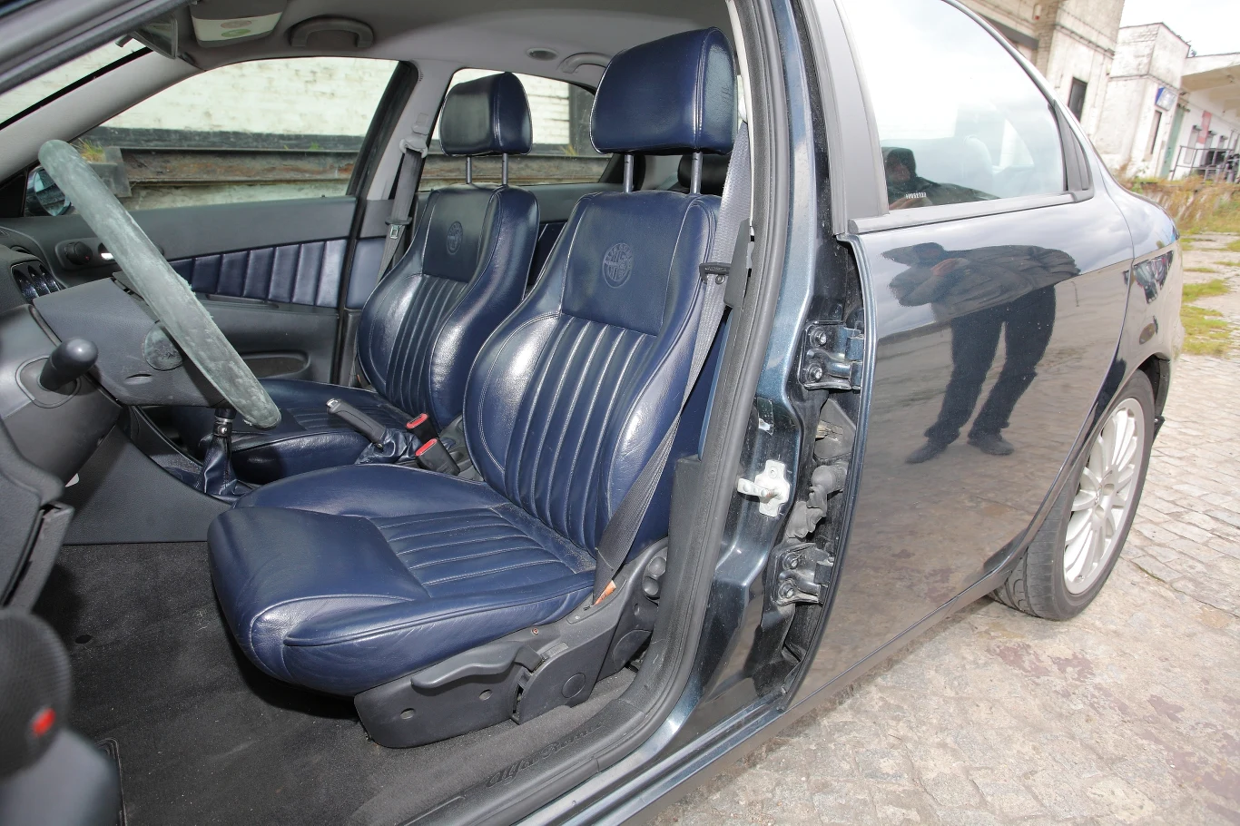 Odnowiona i polakierowana skóra wygląda prawie jak nowa. Odnowiona i polakierowana skóra wygląda prawie jak nowa.