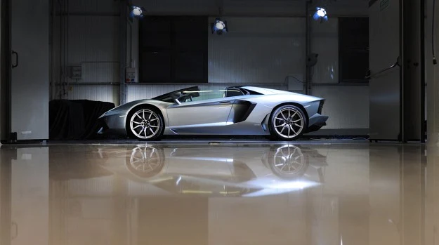 Nowe, kute obręcze o średnicy 20 i 21 cali (odpowiednio, z przodu i z tyłu) ważą o 10 kg mniej od standardowych felg. Nowe, kute obręcze o średnicy 20 i 21 cali (odpowiednio, z przodu i z tyłu) ważą o 10 kg mniej od standardowych felg.