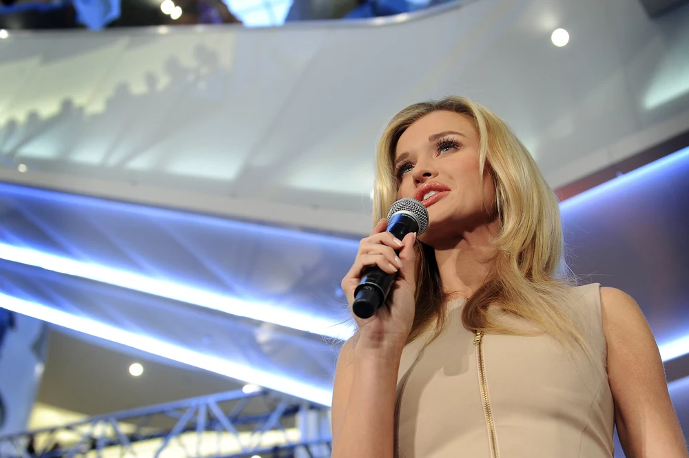 Joanna Krupa i Olivier Janiak poprowadzili galę otwarcia centrum handlowego Joanna Krupa i Olivier Janiak poprowadzili galę otwarcia centrum handlowego