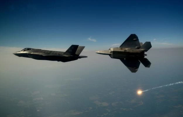 F-22 i F-35. Fot. USAF