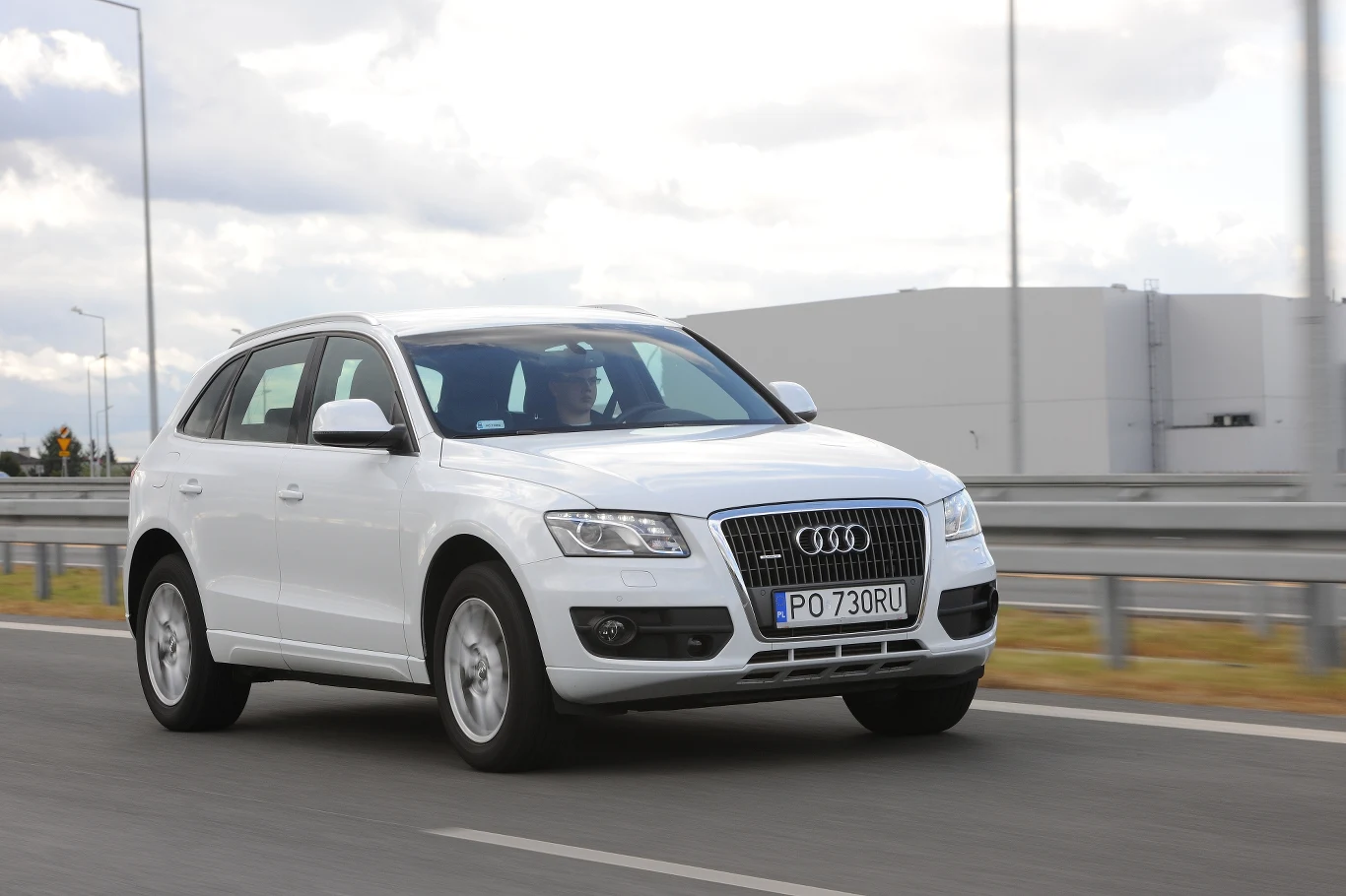 Audi Q5 przypomina nieco pomniejszony model Q7 - wygląda elegancko, ale nie wyzywająco.