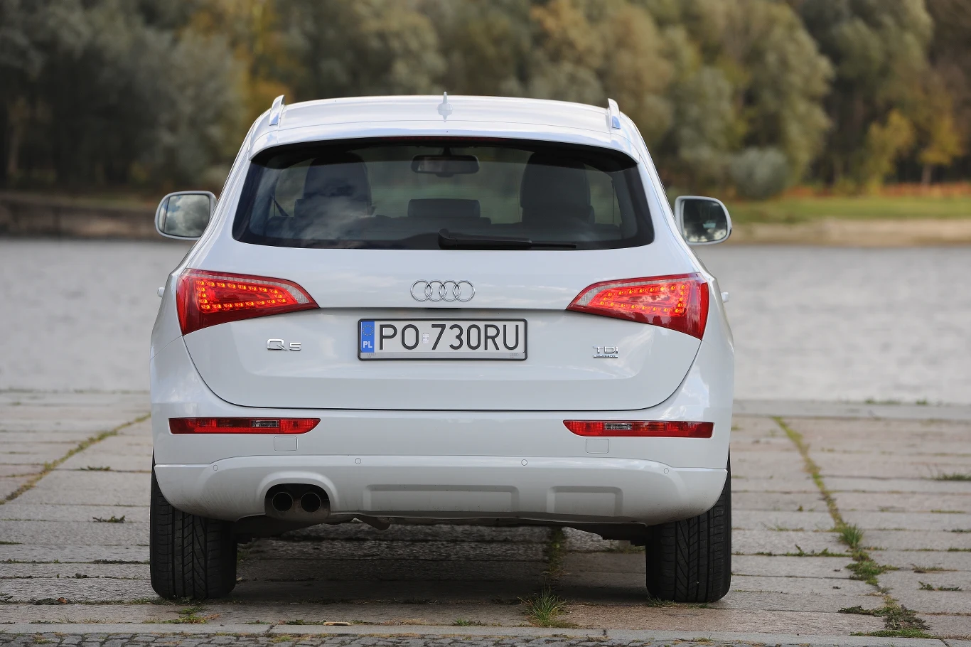 Tylna pokrywa podnosi się razem z kloszami, zapewniając duży otwór załadunkowy.