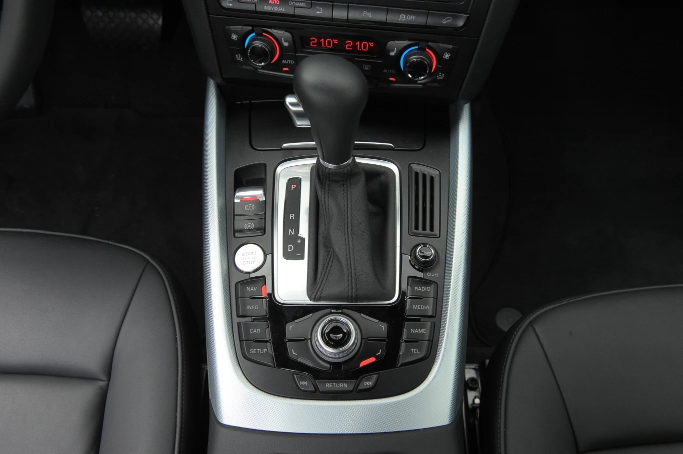 Dobrym pomysłem jest umieszczenie większości przełączników na konsoli centralnej - znacznie bliżej kierowcy.