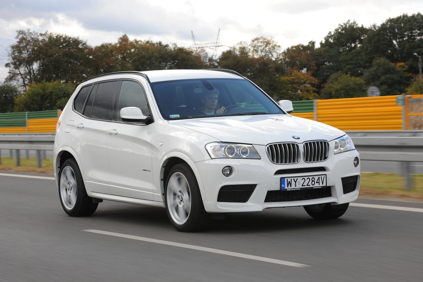 BMW X3 z pakietem sportowym M wyróżnia się m.in. dużymi wlotami w zderzaku.