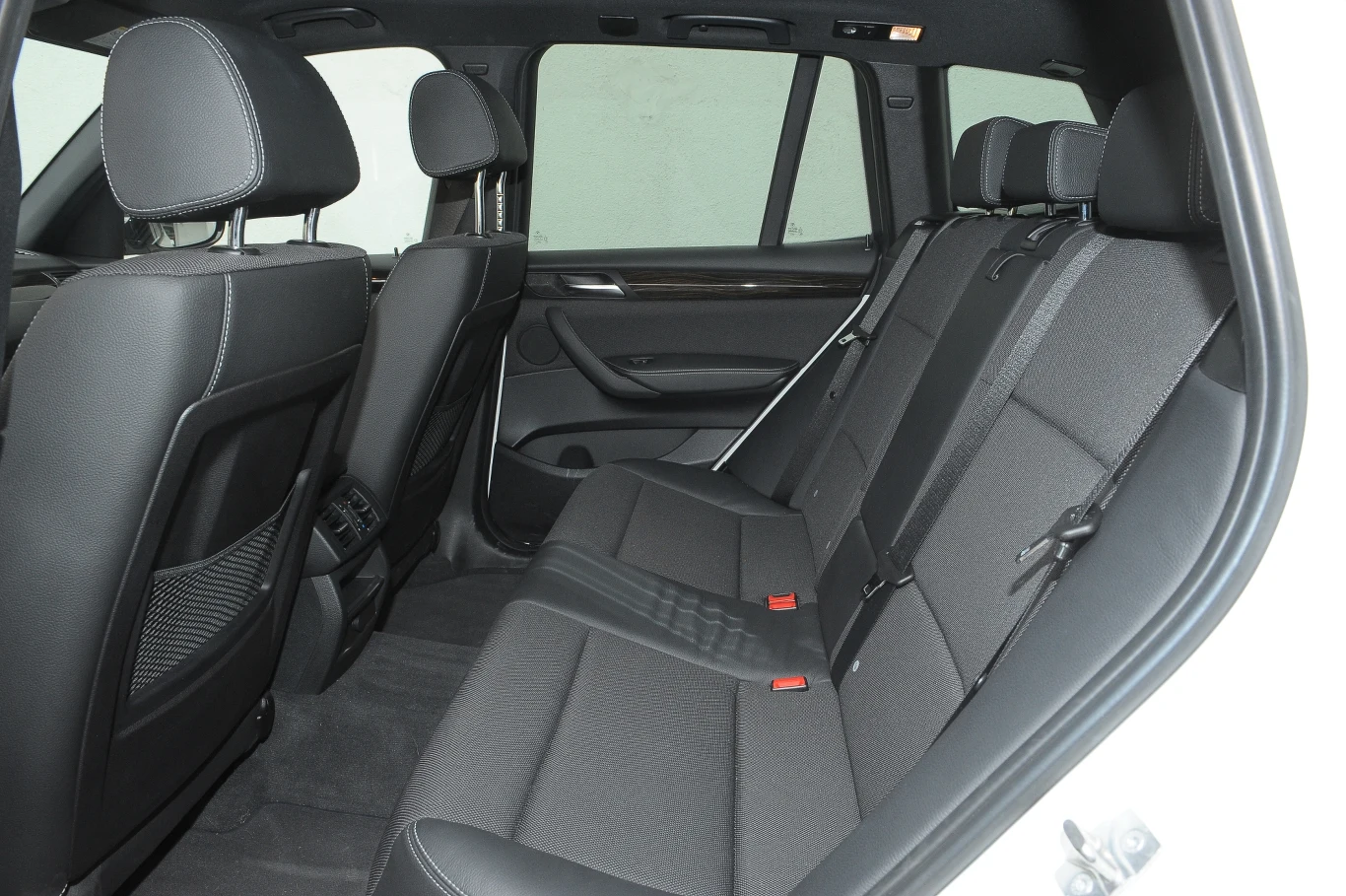 Miejsca dla podróżnych w obu rzędach siedzeń jest pod dostatkiem.