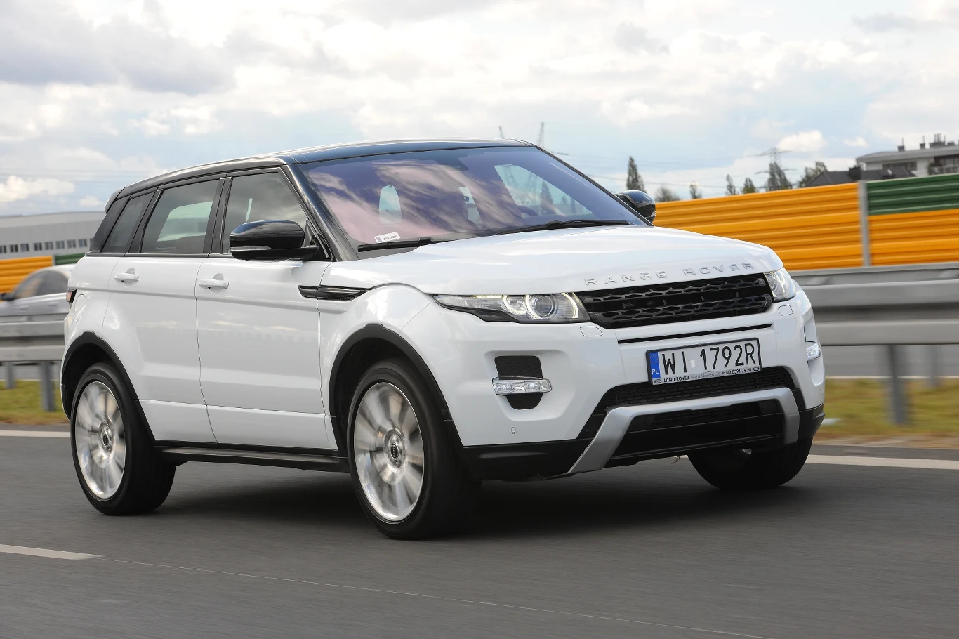 W wersji Dynamic uwagę zwraca czarne wykończenie detali nadwozia. Pasuje ono do czarnego dachu. W wersji Dynamic uwagę zwraca czarne wykończenie detali nadwozia. Pasuje ono do czarnego dachu.