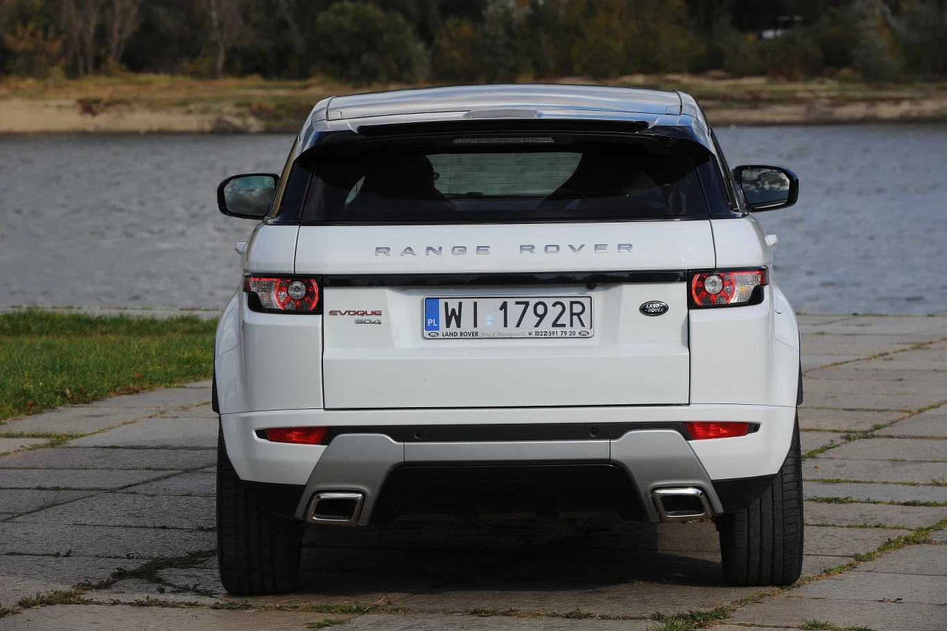 Niska tylna szyba utrudnia manewrowanie. Przydaje się kamera cofania. Niska tylna szyba utrudnia manewrowanie. Przydaje się kamera cofania.