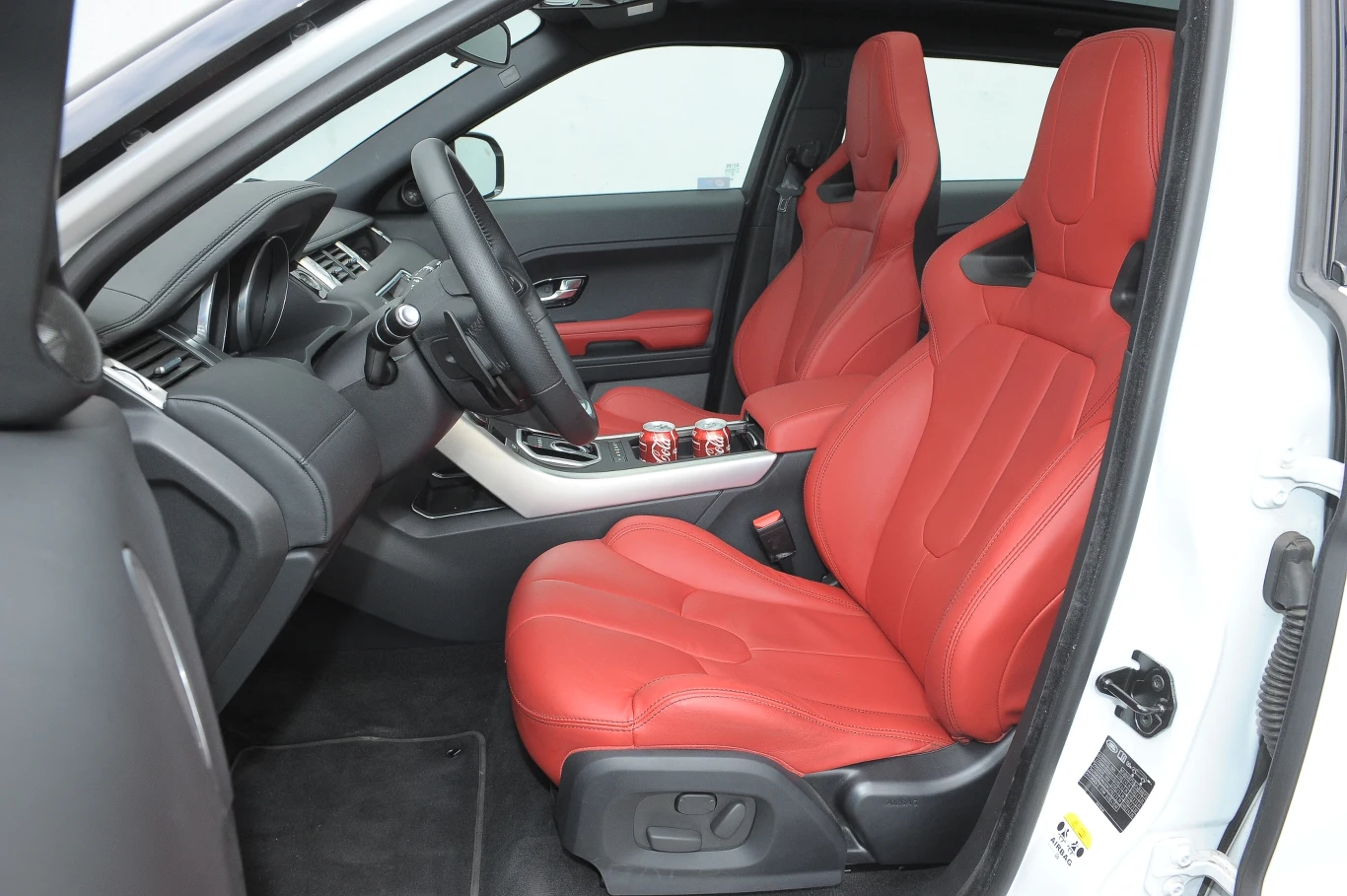 Opcjonalne kubełkowe fotele nie tylko fenomenalnie wyglądają - są też bardzo wygodne (choć nie trzymają jak te w BMW). Opcjonalne kubełkowe fotele nie tylko fenomenalnie wyglądają - są też bardzo wygodne (choć nie trzymają jak te w BMW).