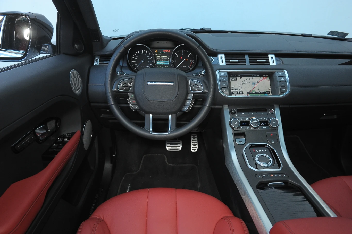 Charakterystyczny design i wysokiej jakości tworzywa dbają o odpowiednią atmosferę we wnętrzu Evoque'a. Charakterystyczny design i wysokiej jakości tworzywa dbają o odpowiednią atmosferę we wnętrzu Evoque'a.