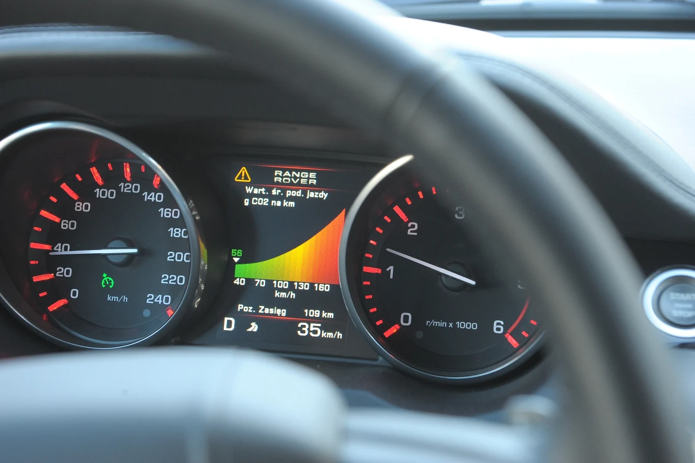 Ukłon w stronę ekologii - po włączeniu tempomatu kierujący Evoque'a może obserwować wykres emisji dwutlenku węgla. Ukłon w stronę ekologii - po włączeniu tempomatu kierujący Evoque'a może obserwować wykres emisji dwutlenku węgla.