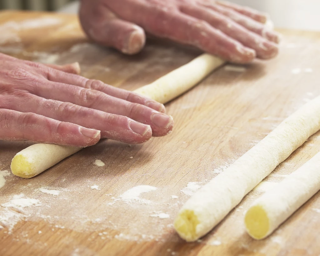 Na posypanej mąką powierzchni formować wałeczki o grubości palca. Na posypanej mąką powierzchni formować wałeczki o grubości palca.