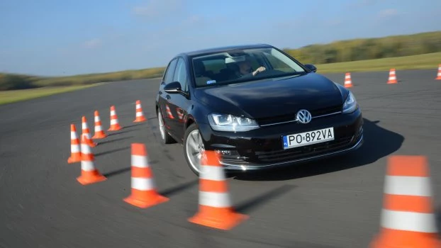 Golf przekonuje do siebie świetnym prowadzeniem. Udowadnia to w slalomie, osiągając prędkość 66,1 km/h. Ford Focus 2.0 TDCi uzyskał wynik 63,5 km/h.