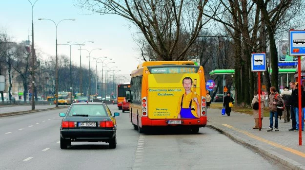 W obszarze zabudowanym kierowca zobowiązany jest do zmniejszenia prędkości, a w razie potrzeby zatrzymania się w celu umożliwienia kierującemu autobusem włączenie się do ruchu.