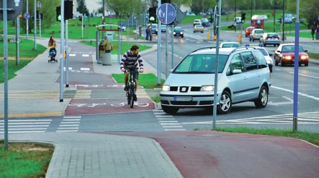 Nowelizacja z maja 2011 r. dała rowerzyście na ścieżce rowerowej pierwszeństwo przed autem. Niestety, od tej pory na ścieżkach dochodzi do większej liczby wypadków.