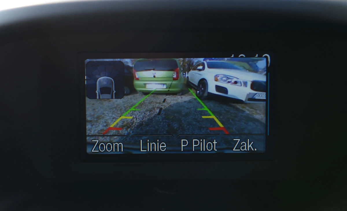 Niezłej jakości, kolorowy ekran 4,2'' zestawu multimediów Sony (seryjny w Titanium ma 3,5'') może pokazywać obraz z bardzo przydatnej kamery cofania. Ma ona funkcję zoom, która pozwala przybliżyć prezentowany widok.