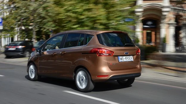 Ford w modelu B-Max stworzył zupełnie nowy sposób dostępu do auta. Przednie drzwi otwierają się tu klasycznie, a tylne - odsuwają.