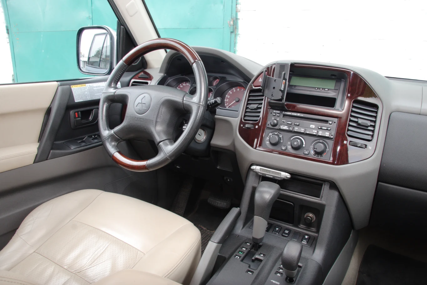 Wnętrze przypomina, że to elegancki SUV, a nie twarda terenówka. Polecamy wersje ze skórzaną tapicerką - jest trwała i estetyczna, łatwo można ją czyścić.