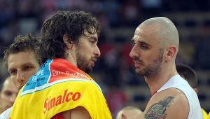 Pau Gasol (Hiszpania, z lewej) i Marcin Gorat
