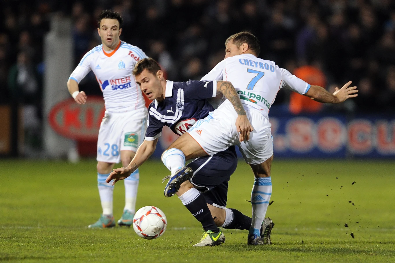 Ludovic Obraniak (w środku) kontra Benoit Cheyrou z Marsylii Ludovic Obraniak (w środku) kontra Benoit Cheyrou z Marsylii