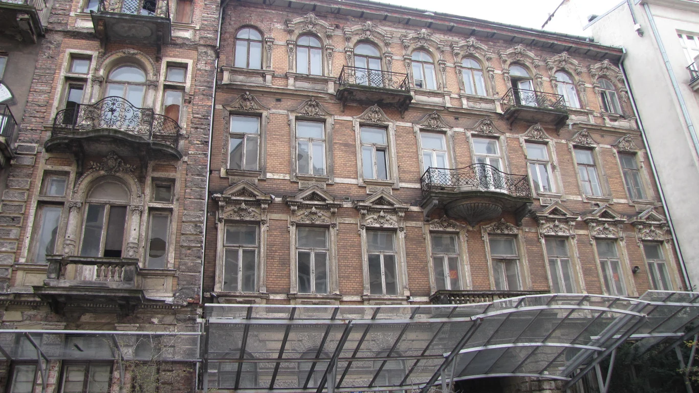 Wymagające jeszcze remontu kamienice przy Foksal Wymagające jeszcze remontu kamienice przy Foksal