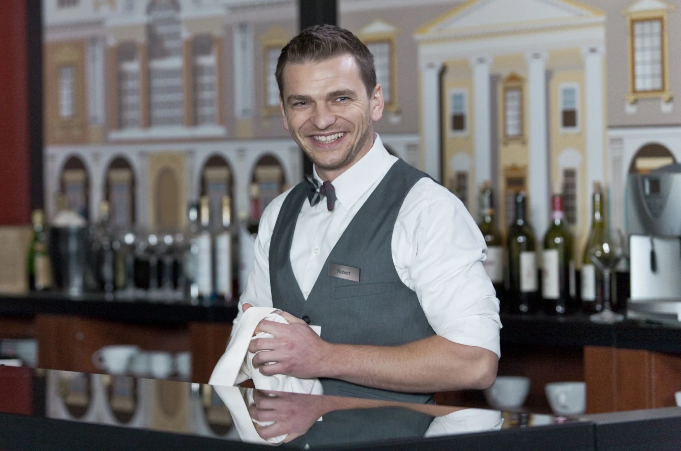 Beata czuje się zniechęcona. Do tej pory jej starania w związku z Robertem (Jakub Mazurek) nie przyniosły zamierzonego efektu. Nie ma siły kolejny raz starać się o uczucie i zainteresowanie. Dlatego postanawia odpuścić. Taka reakcja wywoła zgoła odwrotną u samego Roberta. Barman zda sobie sprawę, że drugi raz los może się do niego nie uśmiechnąć i nie podsunie mu tak pięknej, inteligentnej i wartościowej kobiety, jaką jest Beata.
Wbrew wszelkiej logice Beata postanawia odwiedzić kolegę z pracy u niego w mieszkaniu. Przyniesie ze sobą gruzińskie wino. – Ponoć sprzyja rozmowom – mówi z uśmiechem Ada Fijał. Ale czy tylko rozmowom?
