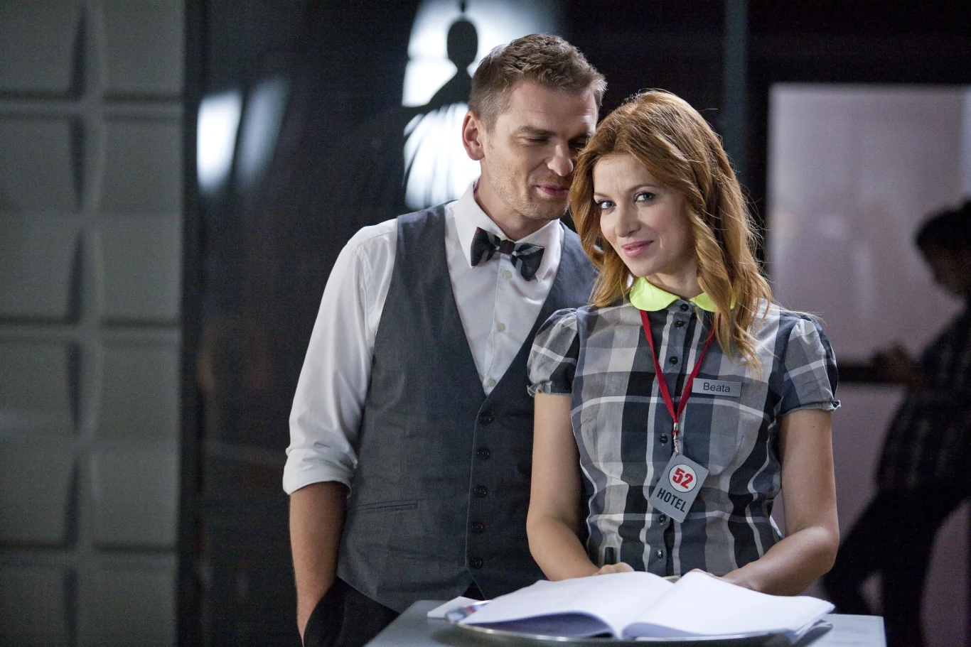 Beata czuje się zniechęcona. Do tej pory jej starania w związku z Robertem (Jakub Mazurek) nie przyniosły zamierzonego efektu. Nie ma siły kolejny raz starać się o uczucie i zainteresowanie. Dlatego postanawia odpuścić. Taka reakcja wywoła zgoła odwrotną u samego Roberta. Barman zda sobie sprawę, że drugi raz los może się do niego nie uśmiechnąć i nie podsunie mu tak pięknej, inteligentnej i wartościowej kobiety, jaką jest Beata.
Wbrew wszelkiej logice Beata postanawia odwiedzić kolegę z pracy u niego w mieszkaniu. Przyniesie ze sobą gruzińskie wino. – Ponoć sprzyja rozmowom – mówi z uśmiechem Ada Fijał. Ale czy tylko rozmowom?
