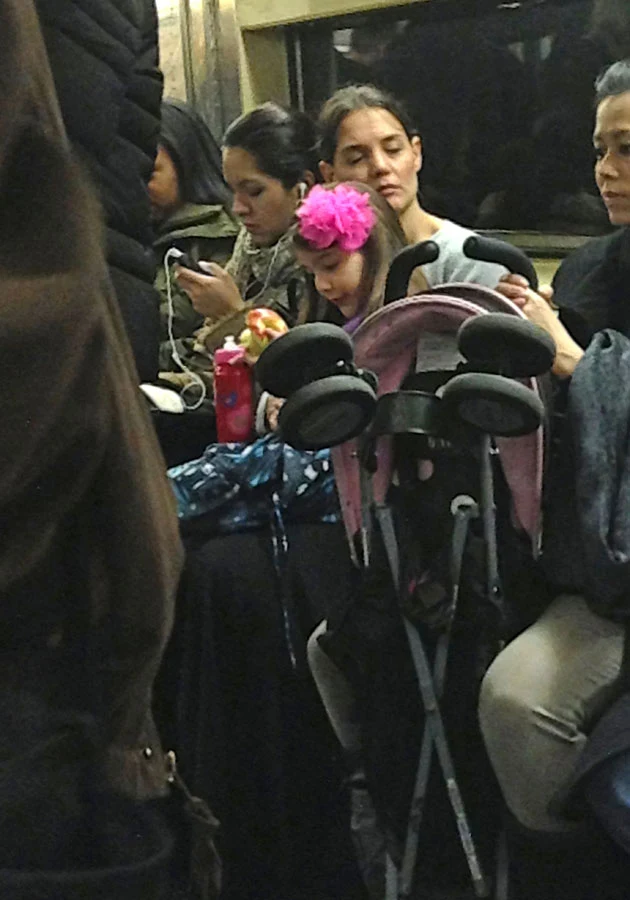 Katie bardzo stara się, by Suri miała normalne dzieciństwo, dlatego często jeżdżą nowojorskim metrem Katie bardzo stara się, by Suri miała normalne dzieciństwo, dlatego często jeżdżą nowojorskim metrem