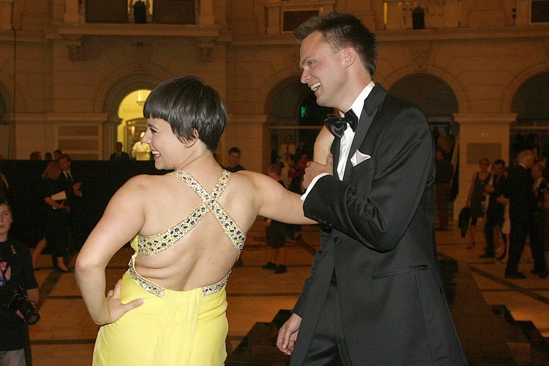 Jej słynne wałeczki na plecach jeszcze kilka lat temu były jednym z głównych tematów portali plotkarskich… Jednak kilka lat temu Mucha postanowiła wziąć się za siebie, przeszła na dietę i zaczęła ćwiczyć po okiem trenera gwiazd. Efekt? Jej słynne wałeczki na plecach jeszcze kilka lat temu były jednym z głównych tematów portali plotkarskich… Jednak kilka lat temu Mucha postanowiła wziąć się za siebie, przeszła na dietę i zaczęła ćwiczyć po okiem trenera gwiazd. Efekt?