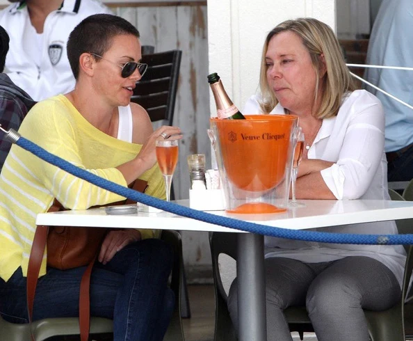 Charlize Theron (L) na lunchu z przyjaciółką - aktorka w krótkiej fryzurze w niczym nie przypomina pięknej blondynki, którą była jeszcze kilka miesięcy temu...