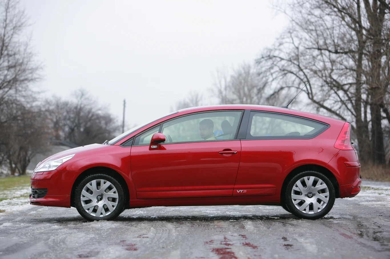 Hatchback 3d: ostre krawędzie tylnej części nadwozia  podkreślają temperament odmiany trzydrzwiowej.