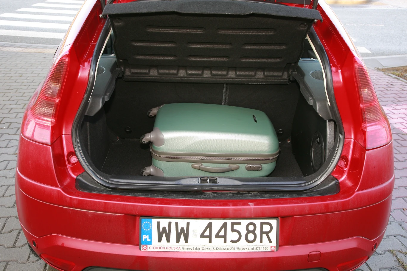 Bagażnik wersji trzydrzwiowej: 314/1200 l. Otwór załadunkowy  jest nieco mniejszy.