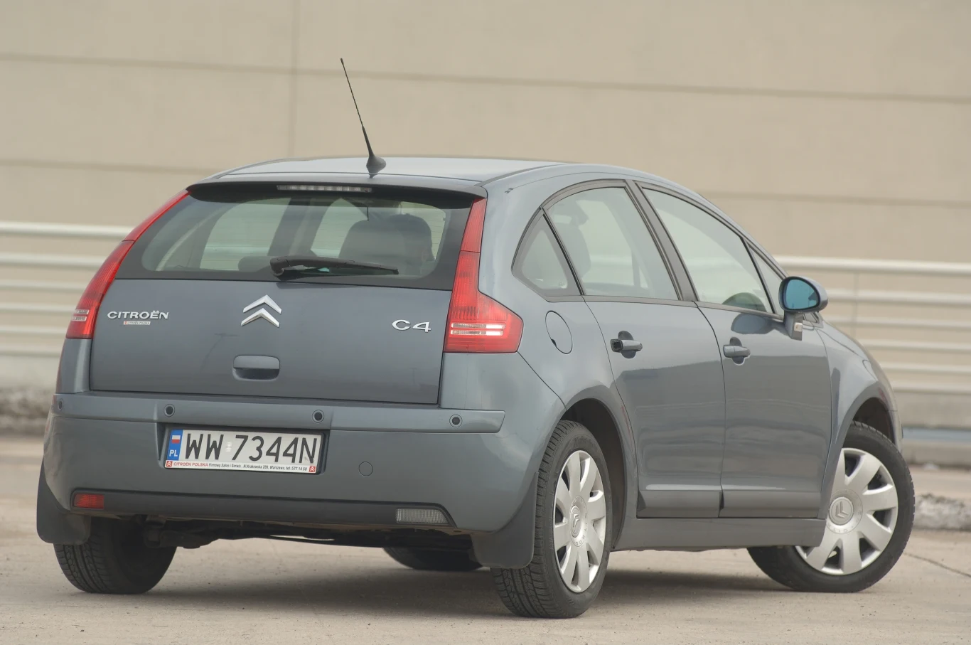 Od premiery modelu minęło już 8 lat, ale auto wciąż wygląda bardzo nowocześnie.
