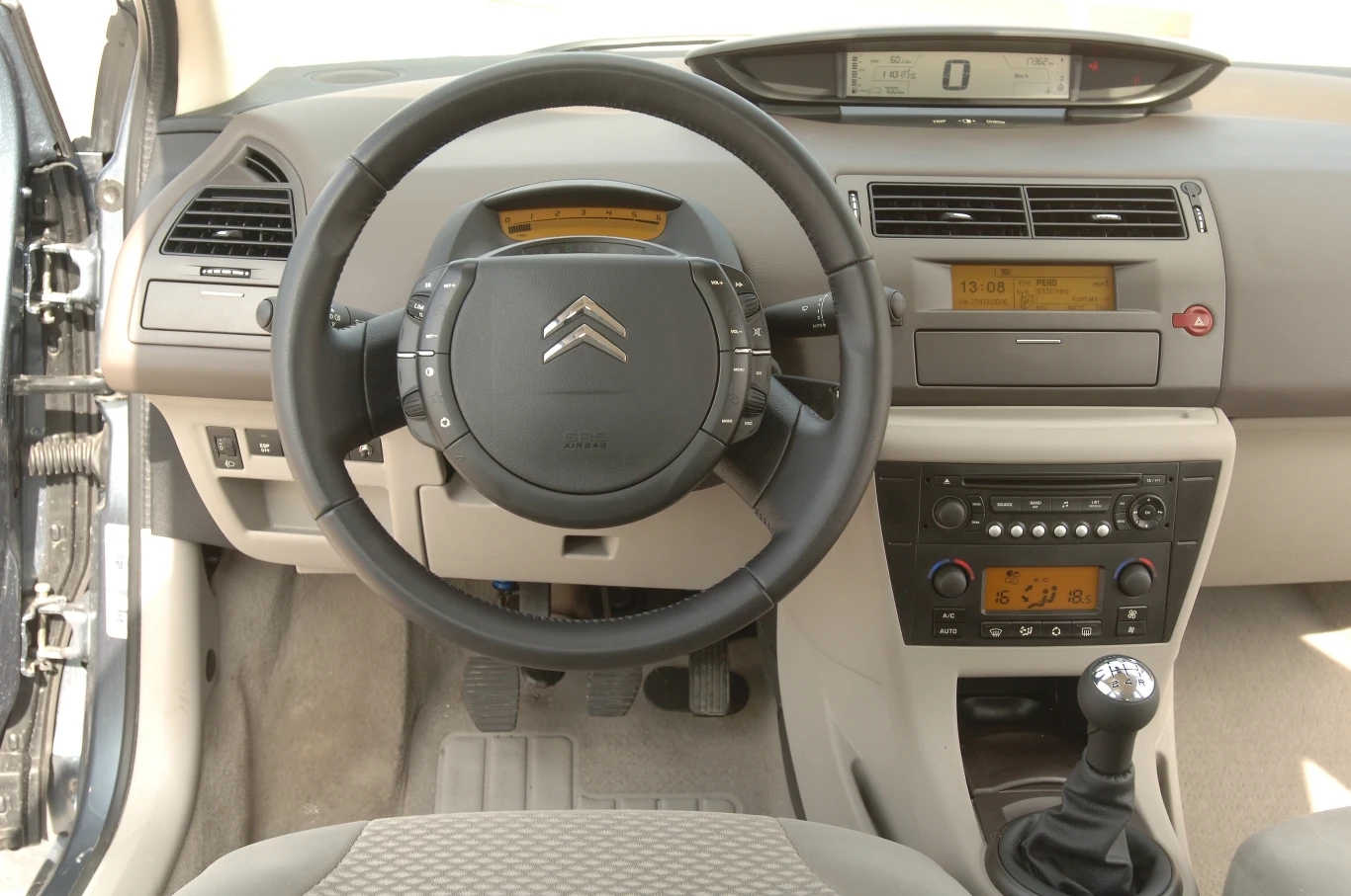 Wzorowa jakość wykonania, ale na desce rozdzielczej panuje artystyczny nieład. Aż cztery wyświetlacze to chyba zbyt dużo. Ciekawostka: w kierownicy obraca się tylko wieniec.