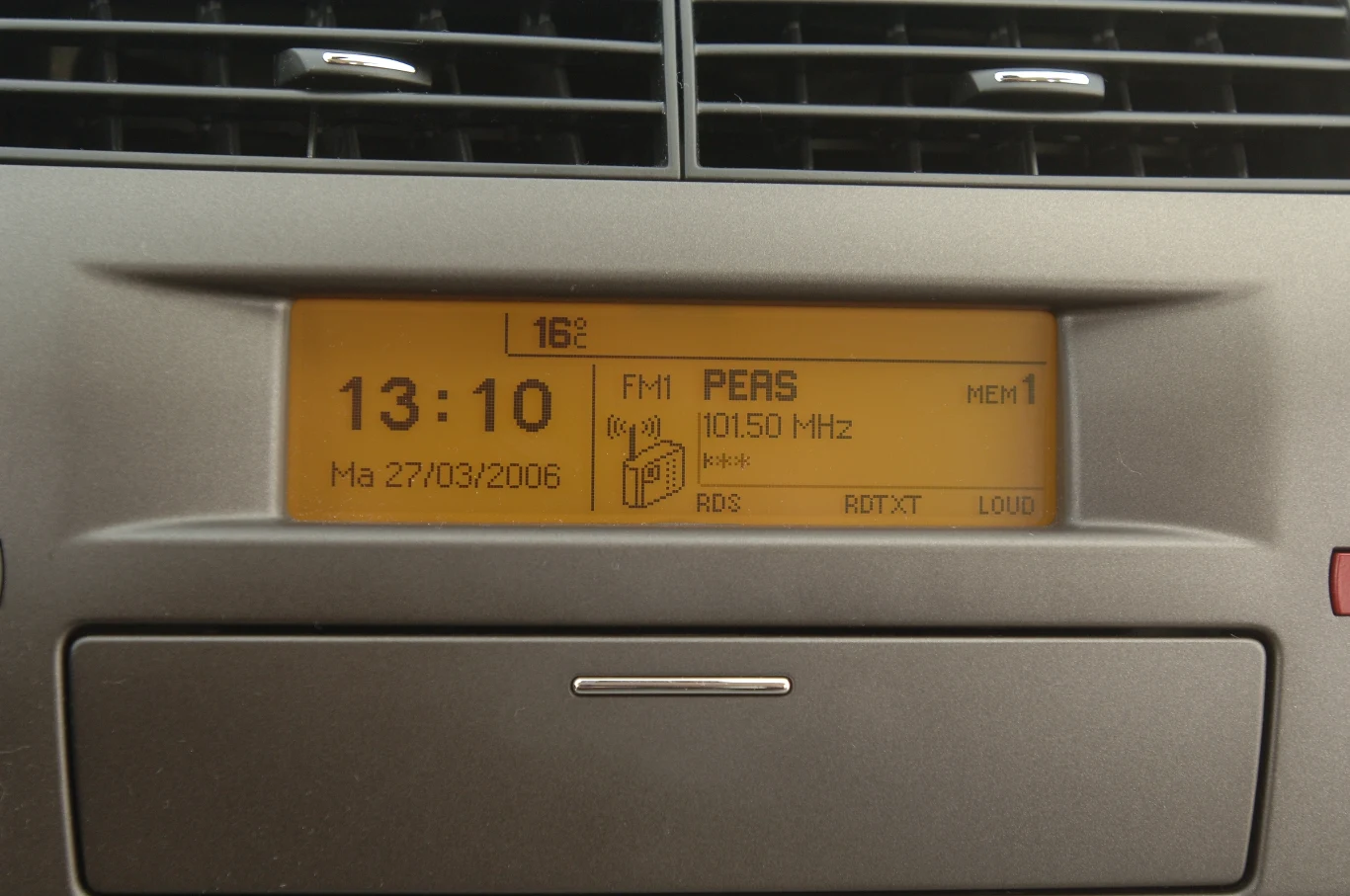 Środkowy wyświetlacz na konsoli centralnej obsługuje radio i komputer pokładowy.