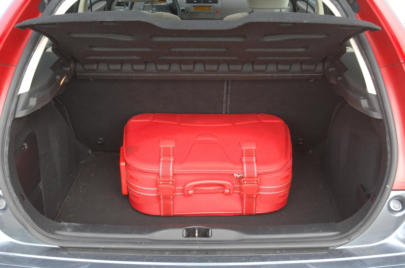 Bagażnik  wersji pięciodrzwiowej ma pojemność od 320 do 1200 l. Cieszą regularne kształty.