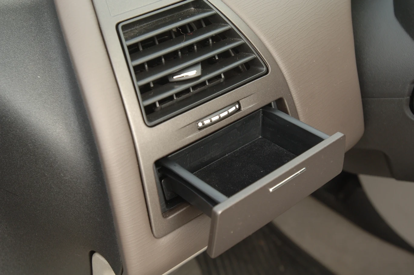 Po lewej stronie znalazł się mały schowek. Szkoda, że nie jest to uchwyt na kubek.