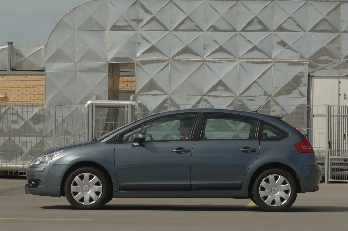 Hatchback 5d: nadwozie jest łagodne jak baranek i zapewnia pasażerom siedzącym z tyłu naprawdę dużą ilość miejsca.