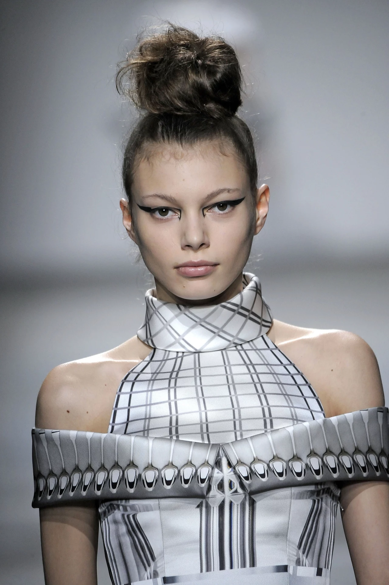 Modelka na pokazie Mary Katrantzou Modelka na pokazie Mary Katrantzou