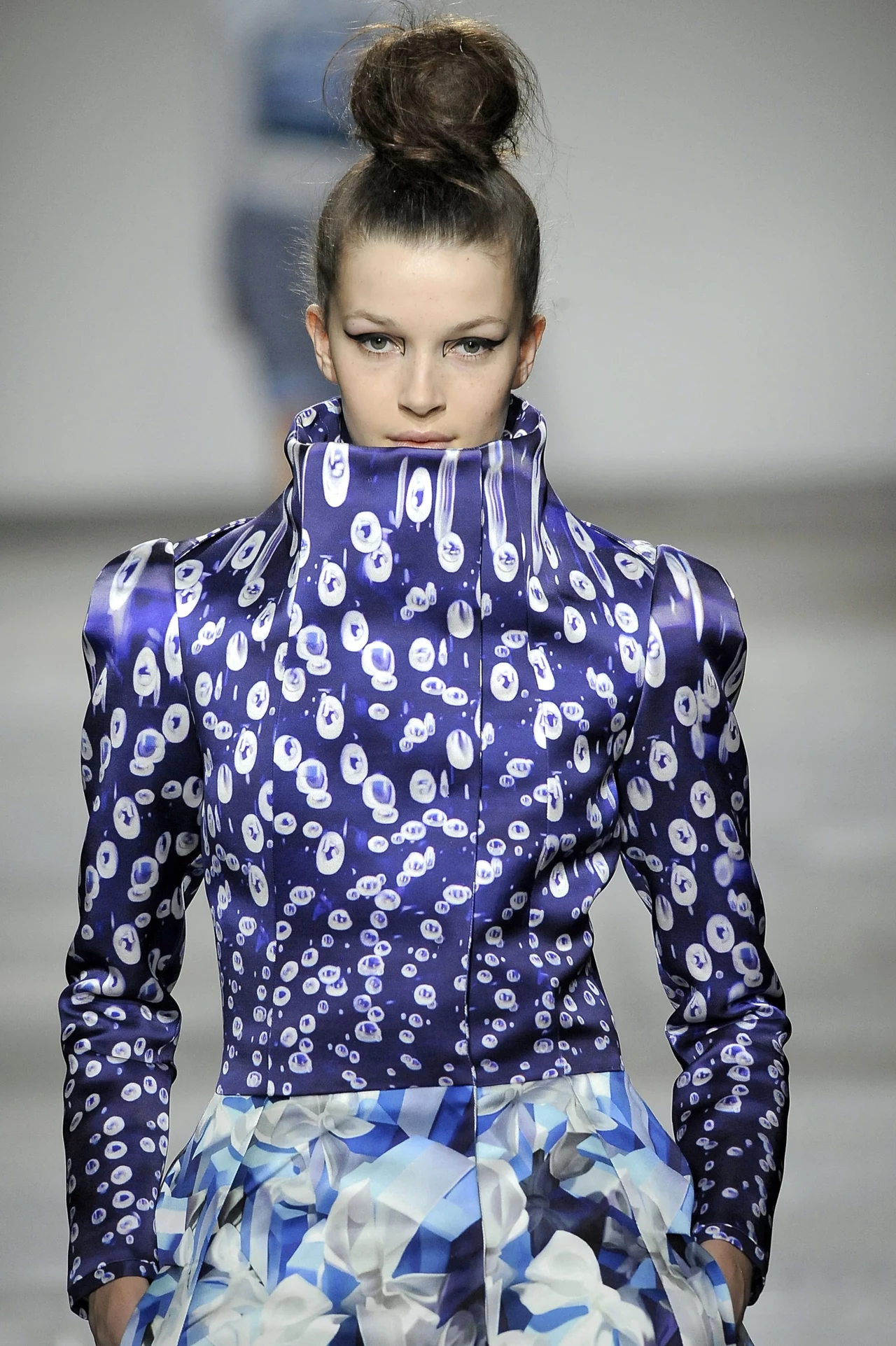 Modelka na pokazie Mary Katrantzou Modelka na pokazie Mary Katrantzou