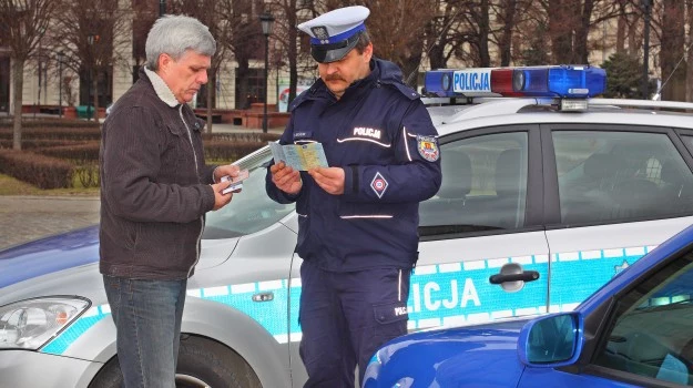 Mandat, a może tylko  pouczenie? To decyzja  policjanta, jednak kierowca może mieć na nią wpływ.