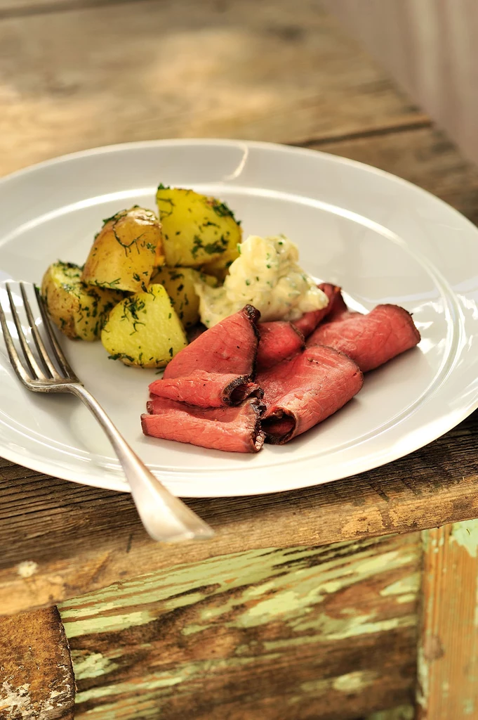 Rostbef z ziemniakami w ziołach i sosem rémoulade