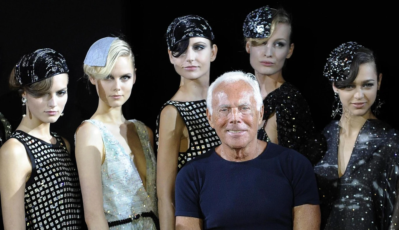 Giorgio Armani w otoczeniu modelek podczas tygodnia mody w Mediolanie Giorgio Armani w otoczeniu modelek podczas tygodnia mody w Mediolanie
