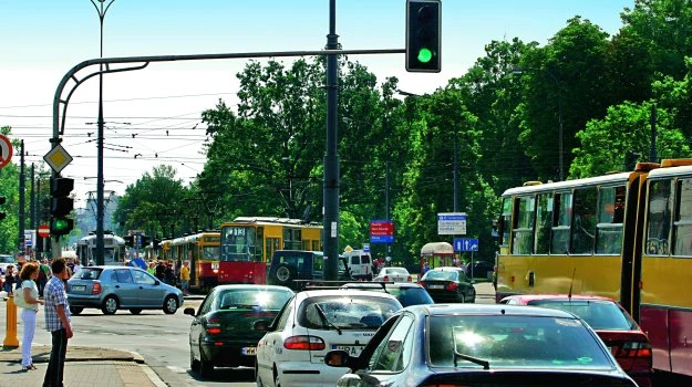 Uwagi należy kierować do zarządcy drogi lub poinformować jednostkę policji, na której terenie znajduje się droga.