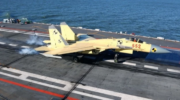 J-15 ląduje na pokładzie Liaoning.  Fot. Chinese state media