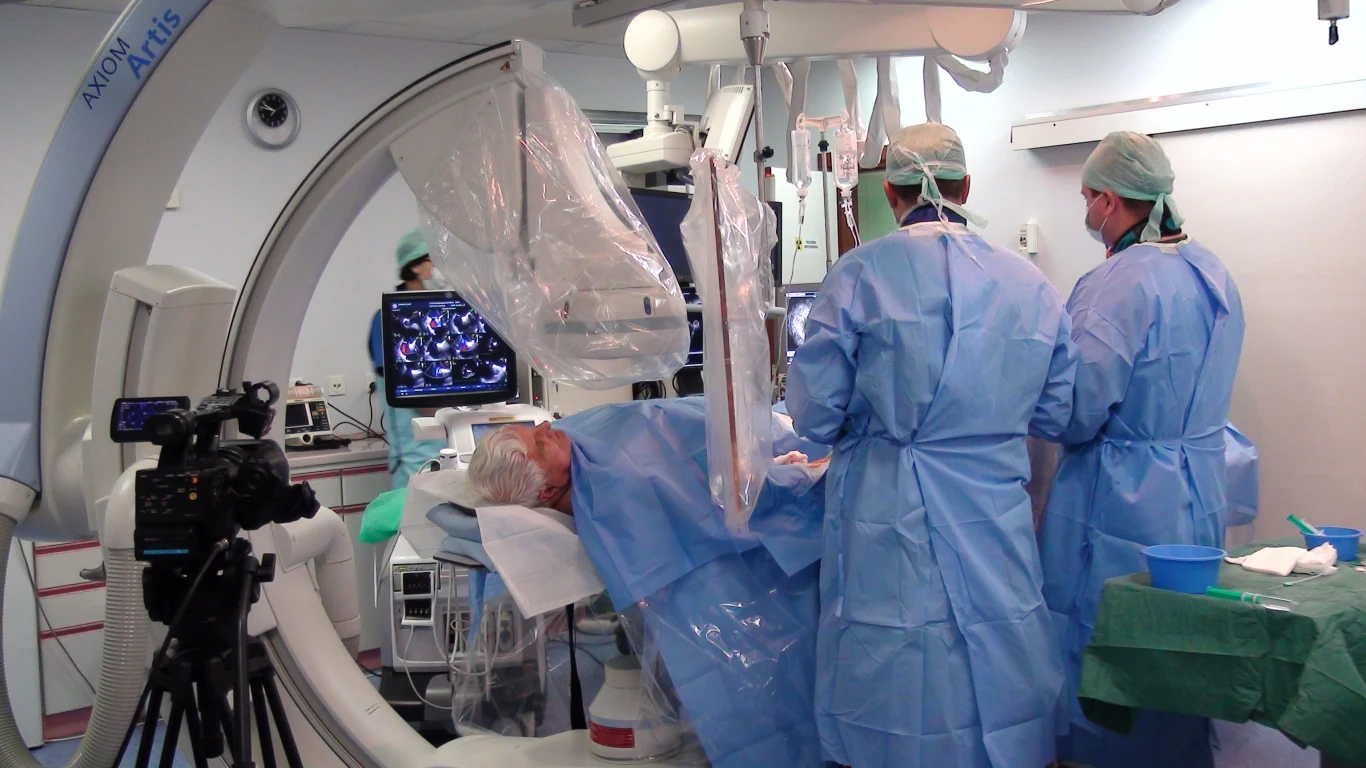 Zabieg przeprowadził zespół kardiologów pod przewodnictwem Profesora Dariusza Dudka z Pracowni Hemodynamiki i Angiografii Szpitala Uniwersyteckiego w Krakowie 