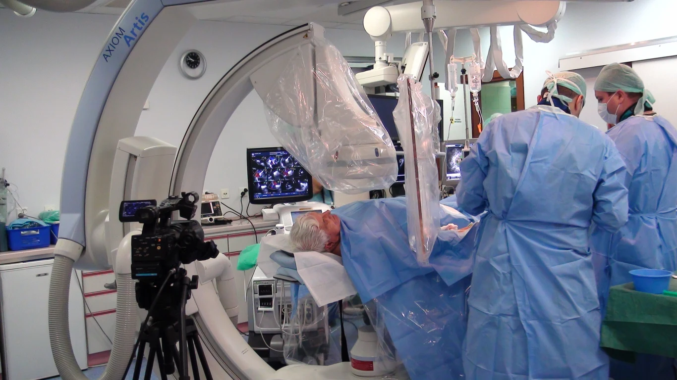 Zabieg przeprowadził zespół kardiologów pod przewodnictwem Profesora Dariusza Dudka z Pracowni Hemodynamiki i Angiografii Szpitala Uniwersyteckiego w Krakowie 