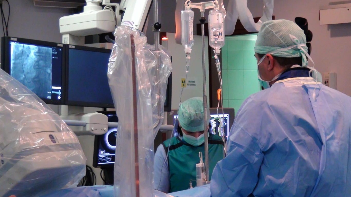 Zabieg przeprowadził zespół kardiologów pod przewodnictwem Profesora Dariusza Dudka z Pracowni Hemodynamiki i Angiografii Szpitala Uniwersyteckiego w Krakowie 