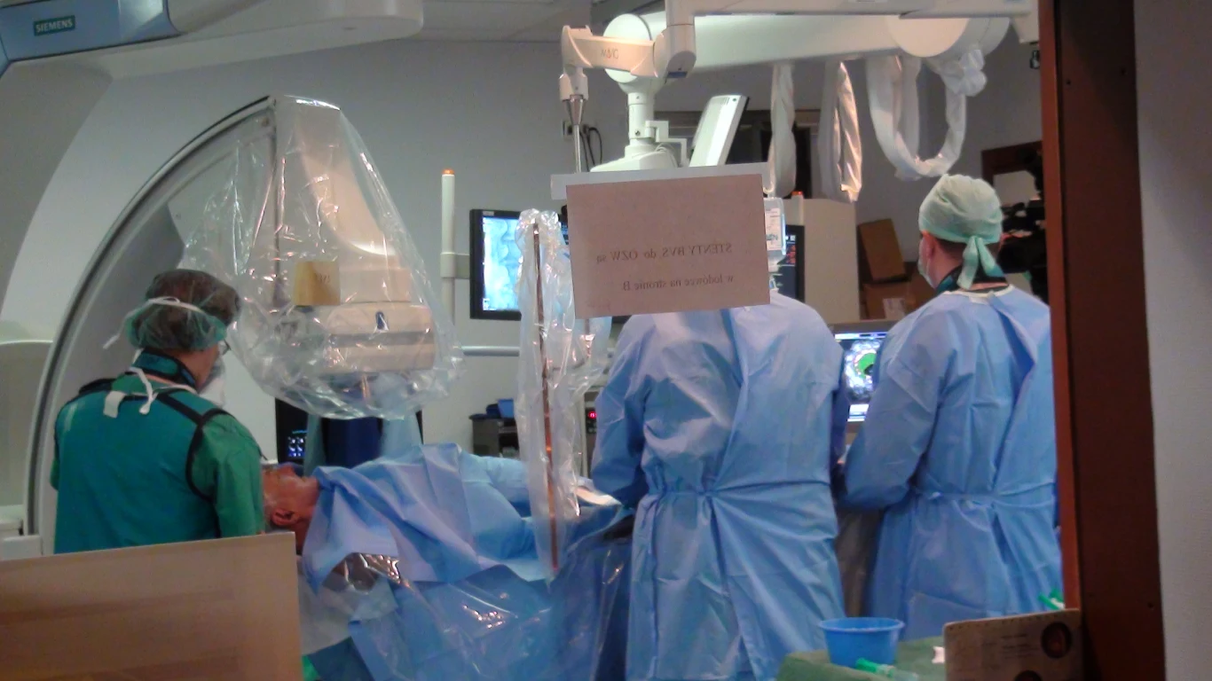 Zabieg przeprowadził zespół kardiologów pod przewodnictwem Profesora Dariusza Dudka z Pracowni Hemodynamiki i Angiografii Szpitala Uniwersyteckiego w Krakowie 