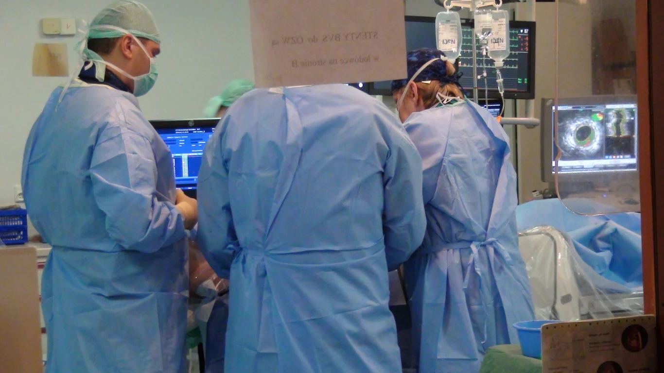 Zabieg przeprowadził zespół kardiologów pod przewodnictwem Profesora Dariusza Dudka z Pracowni Hemodynamiki i Angiografii Szpitala Uniwersyteckiego w Krakowie 